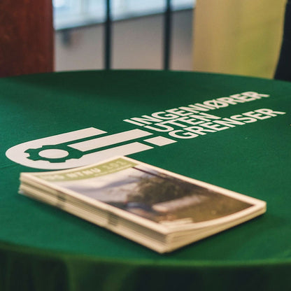 Duk med logo trykk 140x140 cm for barbord / mindre bord